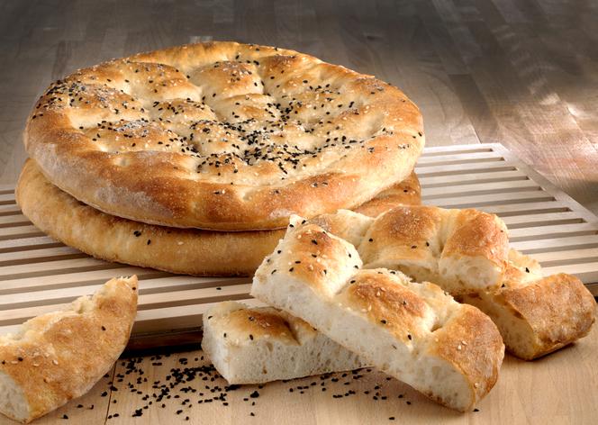 Chleb płaski: łatwy przepis na pulchne pszenne pieczywo