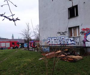 Pożar w bloku przy ulicy Młodej 4 w Kielcach. Paliły się meble na piętrze. Ten budynek przeraża! (2)