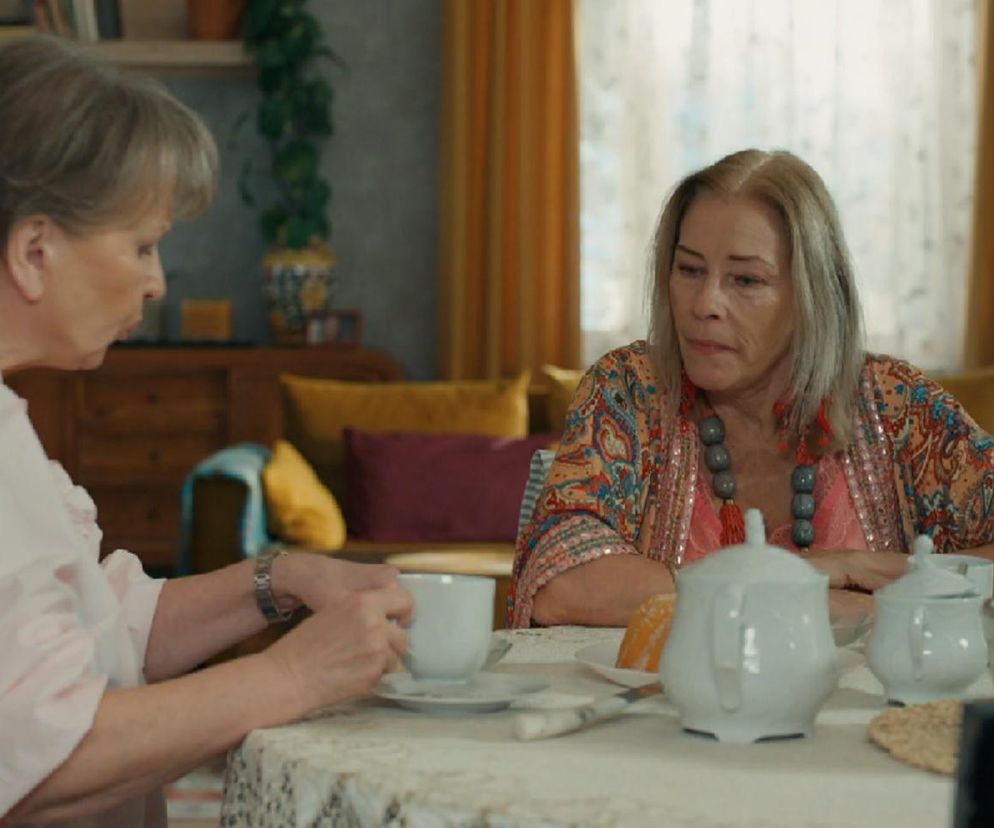 Barwy szczęścia, odcinek 3145. Basia (Sławomira Łozińska), Jola (Małgorzata Potocka) 