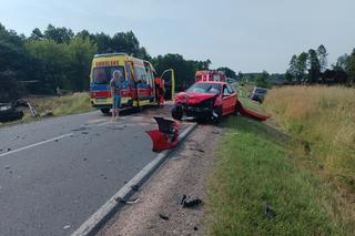 Roztrzaskali się na drodze. Dramatyczny wypadek, strażacy wycinali ludzi z wraków