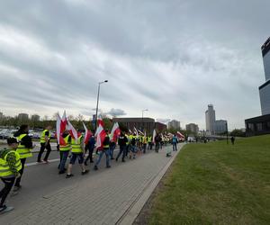 Rolnicy wjechali z gnojem na Europejski Kongres Gospodarczy w Katowicach. Protest przeciwko Zielonemu Ładowi