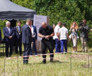 Mistrzostwa w kopaniu grobów na czas w Targach Kielce