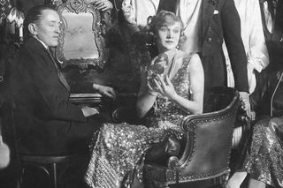 Modelki uczestniczące w pokazie Fryzura przez wieki w Berlinie, 1926. Widoczny m.in.: słynny fryzjer Antoni Cierplikowski Antoine