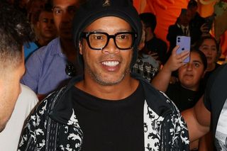 Ronaldinho już w Polsce! Na lotnisku miał mocną obstawę, wszystko się nagrało
