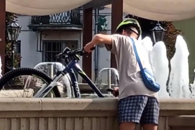 umył rower w fontannie kalisz