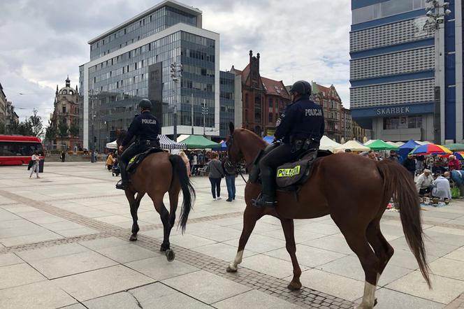 W centrum Katowic pojawiło się więcej patroli policji i Straży Miejskiej