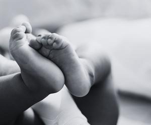 Położyli się z 15-miesięczną córką spać. Rano okazało się, że nie żyje. Zawinił plaster 