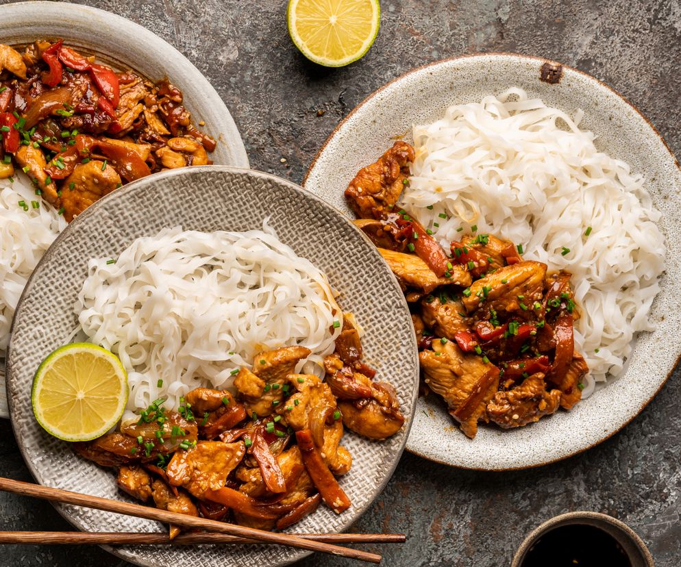 Kurczak teriyaki z makaronem ryżowym bez woka: przepis na szybki obiad z piekarnika