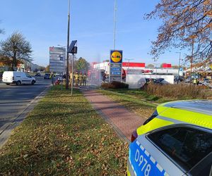Ewakuacja Lidla! Auto uszkodziło zawór gazu. Trwa akcja służb