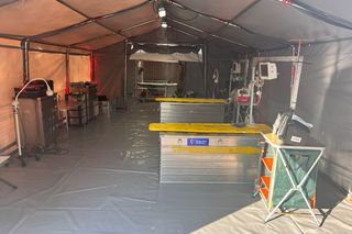 Szpital polowy w Stroniu Śląskim urządzony przez krakowskich strażaków