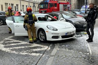 Porsche Panamera w ogniu! Pożar luksusowego auta w centrum Warszawy