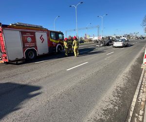Dachowanie na Bemowie po zderzeniu trzech aut