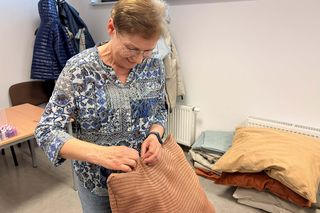 Słuchaczki Międzypokoleniowego Centrum Wiedzy uszyły legowiska dla zwierzaków