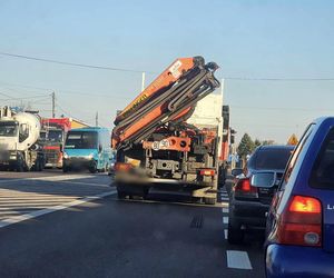 Kabel zawisł nad droga i blokował ruch