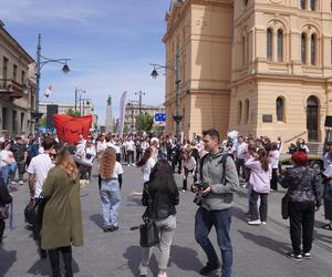 Pochód Juwenaliowy Łódzkich Uczelni. Studenci przejęli Łódź! [ZDJĘCIA]