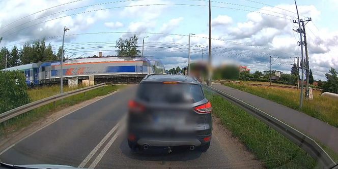 Oława. 37-latek wszedł na przejazd mimo opuszczonych rogatek. Tak się tłumaczył [ZDJĘCIA].