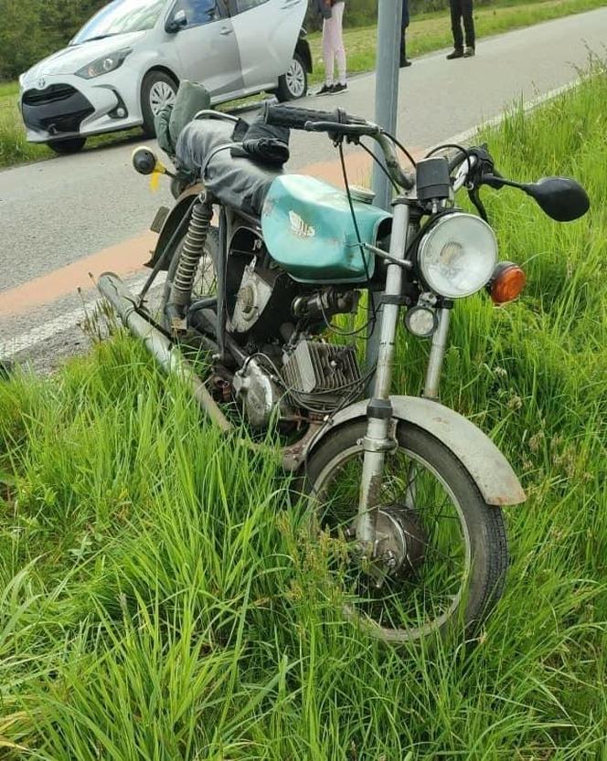 Zaczarnie. Motocyklista zderzył się z samochodem. Z obrażeniami nogi trafił do szpitala