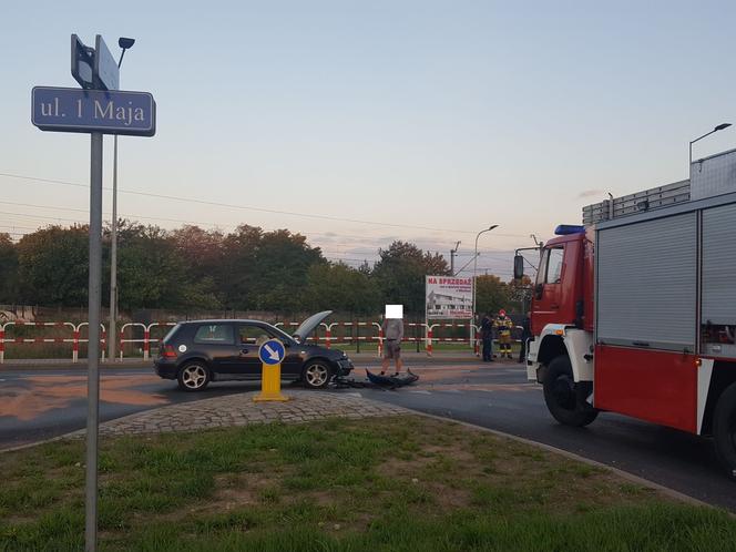 Poranna kolizja dwóch aut w Lesznie. Kierowca jednego z nich nigdy nie miał prawka