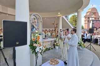 [RELACJA] Tłumy wiernych przybyły wczoraj do Skrzatusza, by świętować 450 lat obecności Cudownej Piety w tym miejscu