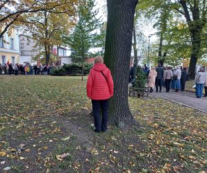 Zapalono znicze dla rozstrzelanych mieszkańców Leszna. W rocznicę tragicznych wydarzeń [ZDJĘCIA]