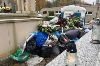 Cmentarz zamienił się w śmietnik! Parafianie kipią z oburzenia i oskarżają proboszcza