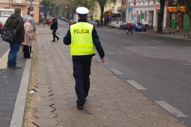 Łódź: Wybiegli zza rogu i rzucili się na patrol policji
