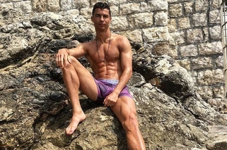 Cristiano Ronaldo pręży się w fioletowych kąpielówkach i chce zwalniać piłkarzy. Przedstawił swoją listę życzeń [ZDJĘCIE]