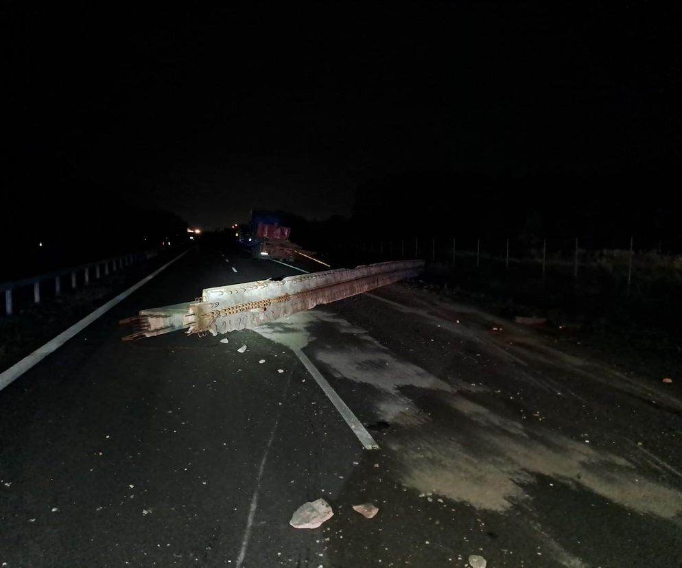 Ciężarówka wioząca most wywróciła się na ekspresówce. Gigantyczne utrudnienia trwają od nocy