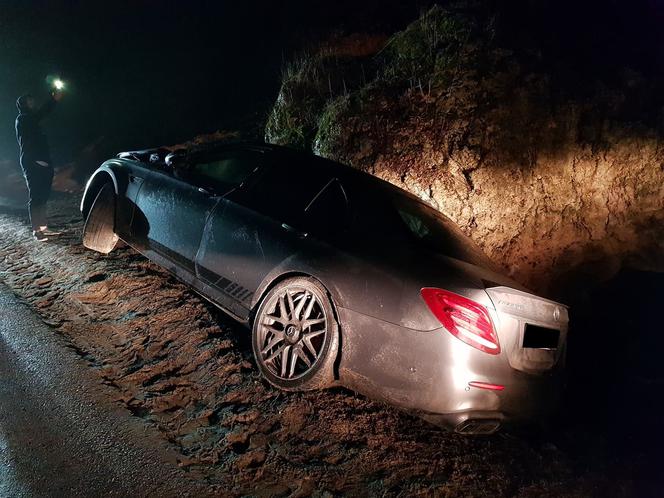 Przesadził z prędkością i roztrzaskał Mercedesa-AMG o skałę - ZDJĘCIA