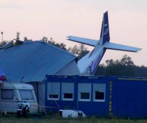 Chrcynno: Katastrofa lotnicza, samolot spadł na hangar. 5 osób nie żyje, wśród rannych dziecko