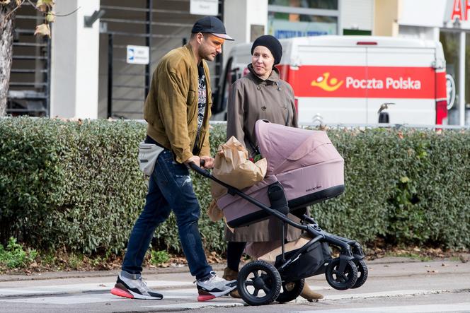 Piotr Stramowski i Katarzyna Warnke pierwszy spacer z dzieckiem