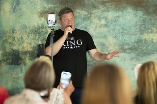 Poseł Michał Wójcik chce być nowym Elvisem Presleyem