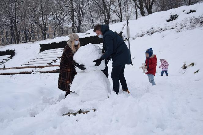 Ulepił bałwana i wycałował żonę