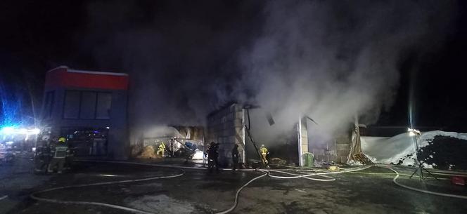 Nowa Biała. Gigantyczny pożar w składzie budowlanym. Prawie 100 strażaków walczyło z ogniem