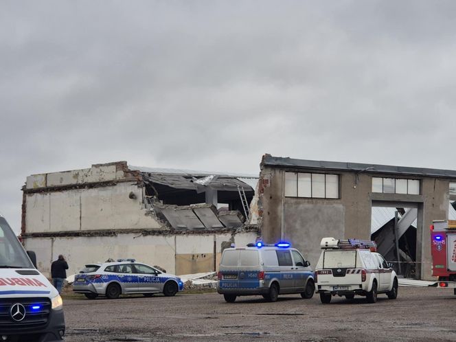 Trwa akcja ratownicza na terenie dawnej zajezdni PKS w Mławie