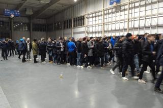 Kibice Djurgårdens IF oczekujący na mecz z Lechem Poznań na MTP