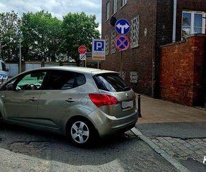 Chciał sprzedać okulary i zegarek, po chwili zadał cios. Brutalny atak w lombardzie