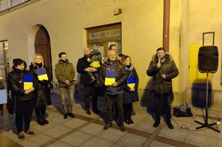 Tarnów pokazał solidarność z Ukrainą. Zapłonęły żółte-niebieskie znicze [ZDJĘCIA]