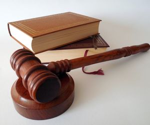 Znany adwokat z Radomia oskarżony o potworne przestępstwa. Długa lista zarzutów