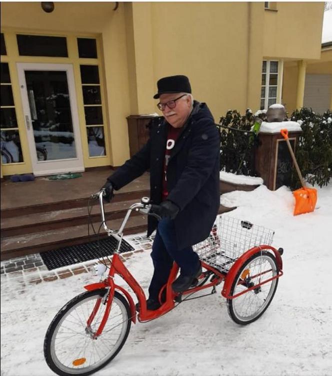 Lech Wałęsa na rowerze