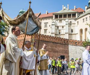 Procesja Bożego Ciała w Krakowie. Tłumy na ulicach miasta 