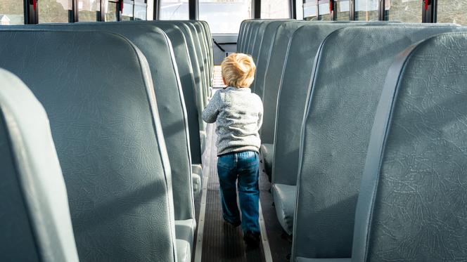 Mazowsze: Autobus szkolny wpadł do rowu! W środku uwięzionych 20 dzieci