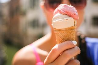 Nawet 23 zł za gałkę! Sprawdź, ile zapłacisz za lody na wakacjach