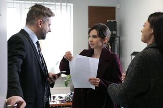 M jak miłość, odc. 1514. Aneta (Ilona Janyst), Iza (Adriana Kalska), prokurator (Grzegorz Woś)