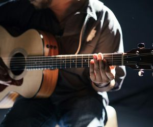 QUIZ. Kolory w tytułach hitów muzycznych. Złoto za 9/10
