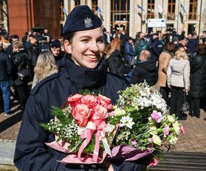 Nowi policjanci i policjantki w śląskim garnizonie. Uroczyste ślubowanie w Katowicach