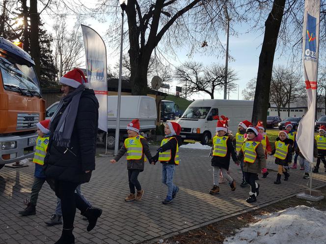 Choinka przy lodowisku miejskim w Lesznie w bombkach