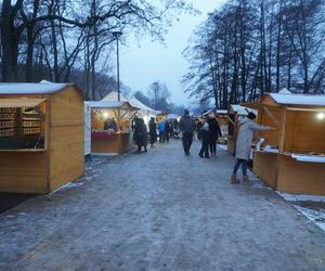 Ruszył jarmark bożonarodzeniowy nad jeziorem Ukiel w Olsztynie. Zobacz, jak wygląda! [ZDJĘCIA]