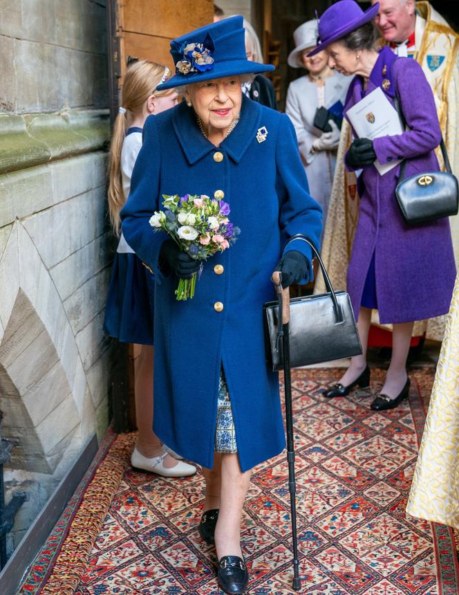 Królowa Elżbieta II chodzi o lasce!