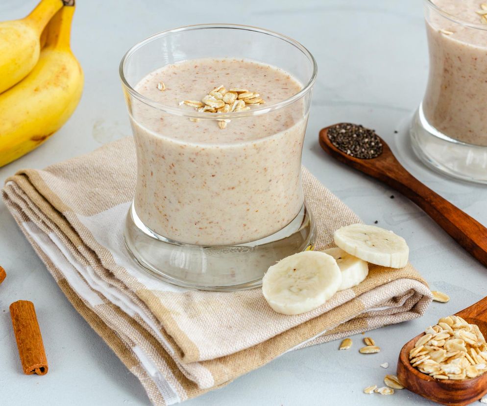 Pij wieczorem, żeby rano mieć płaski brzuch. Efekty mogą cię zaskoczyć